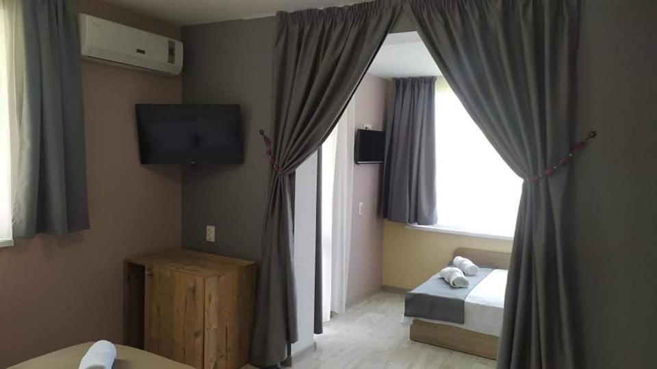 Family Hotel Malibu Chernomorets Bagian luar foto