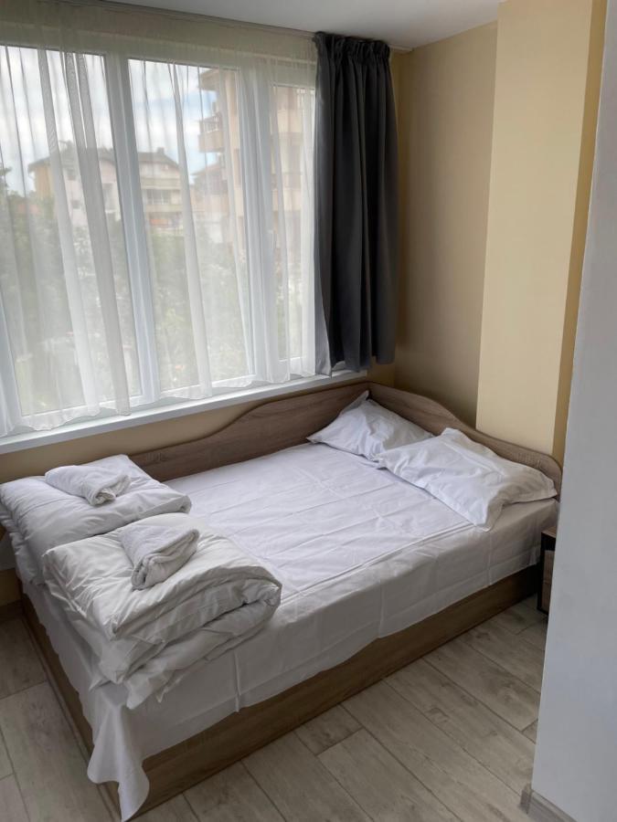 Family Hotel Malibu Chernomorets Bagian luar foto