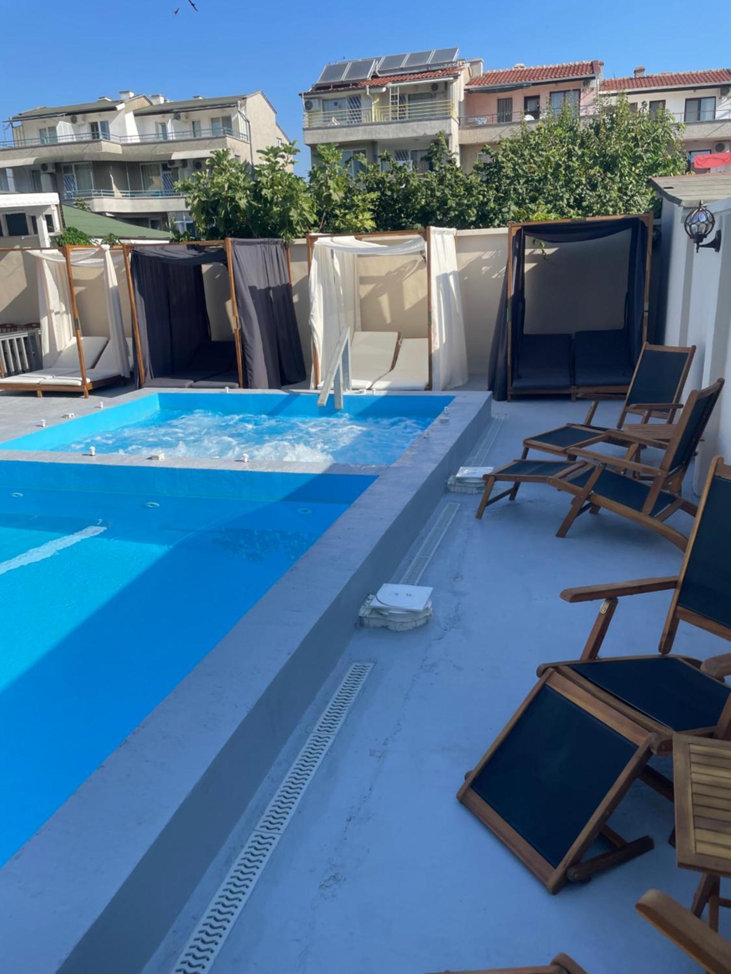 Family Hotel Malibu Chernomorets Bagian luar foto