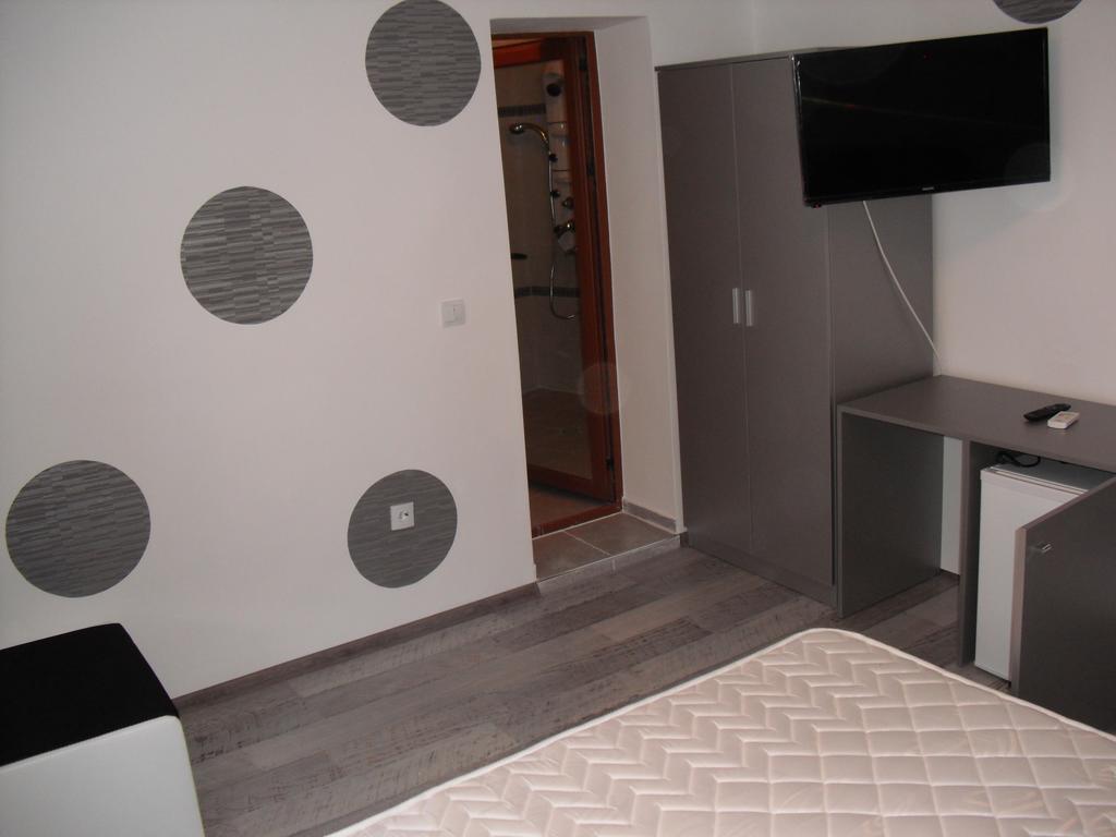 Family Hotel Malibu Chernomorets Bagian luar foto