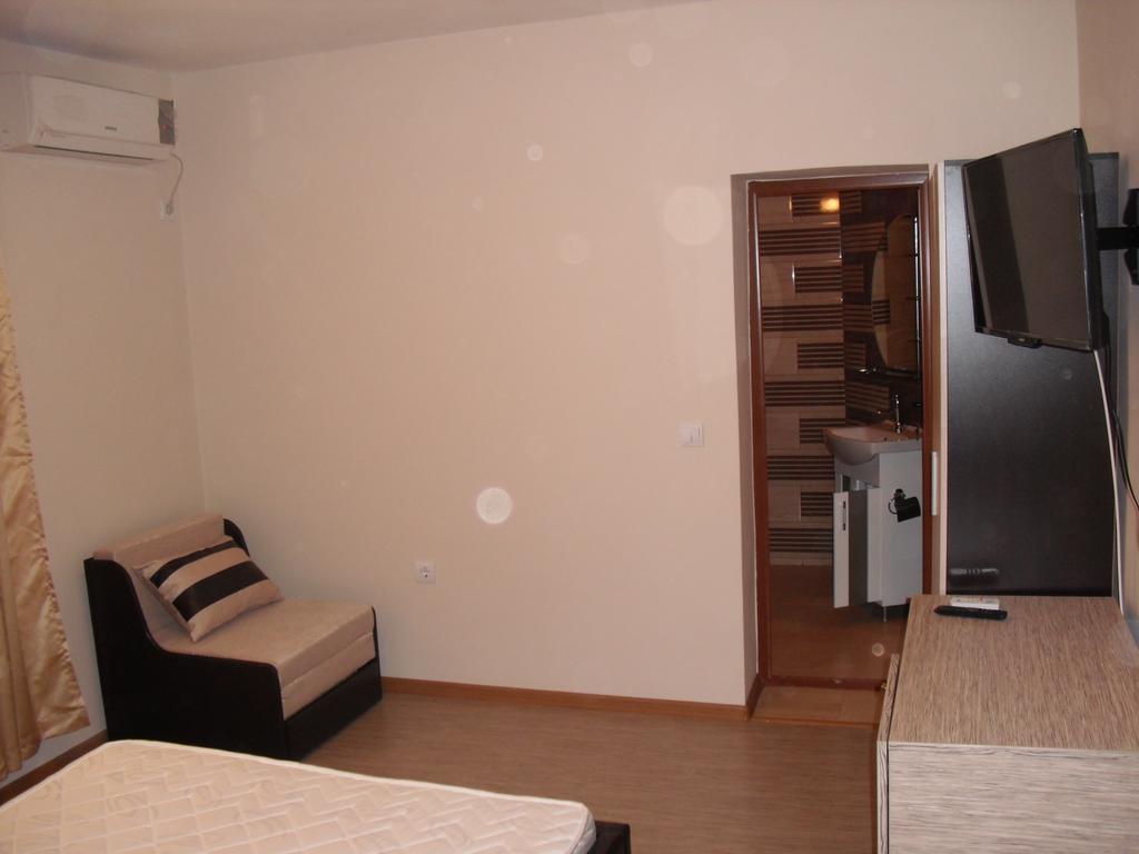 Family Hotel Malibu Chernomorets Bagian luar foto