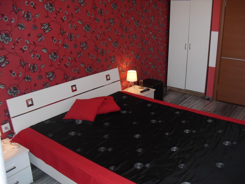 Family Hotel Malibu Chernomorets Ruang foto