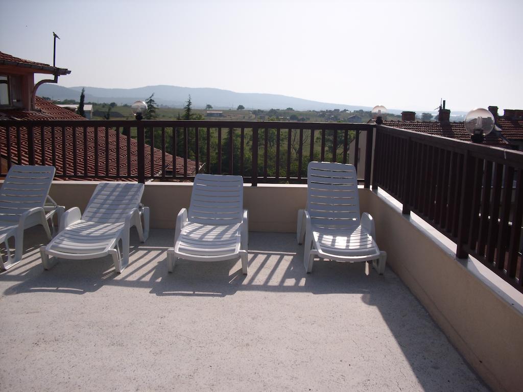 Family Hotel Malibu Chernomorets Bagian luar foto