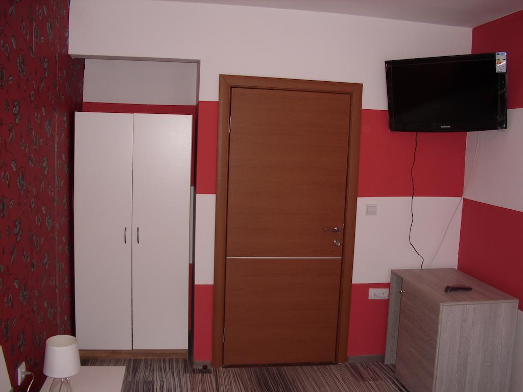 Family Hotel Malibu Chernomorets Bagian luar foto