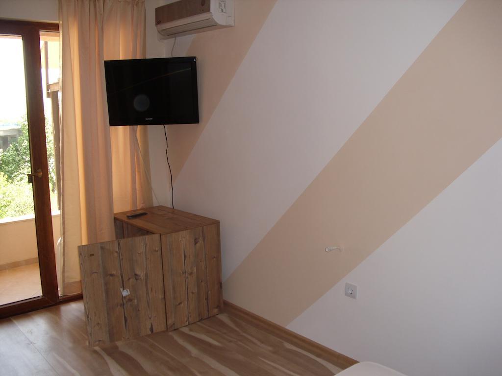 Family Hotel Malibu Chernomorets Ruang foto