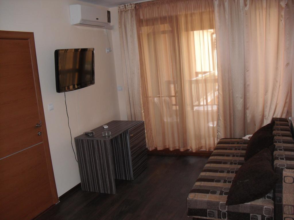 Family Hotel Malibu Chernomorets Ruang foto