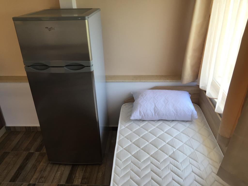 Family Hotel Malibu Chernomorets Bagian luar foto