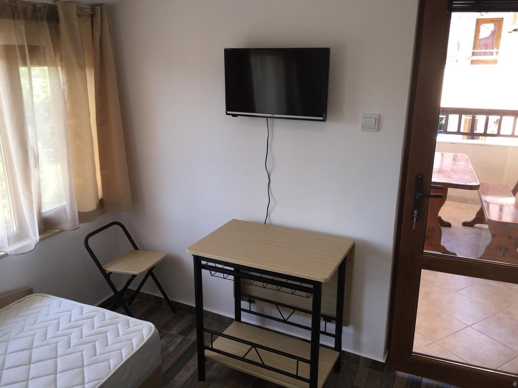 Family Hotel Malibu Chernomorets Bagian luar foto
