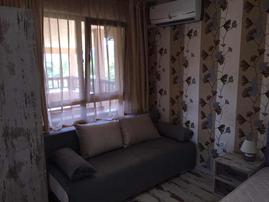 Family Hotel Malibu Chernomorets Bagian luar foto