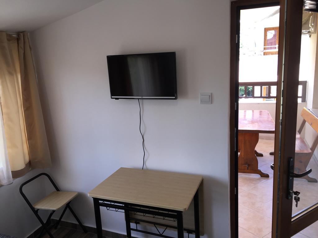 Family Hotel Malibu Chernomorets Bagian luar foto