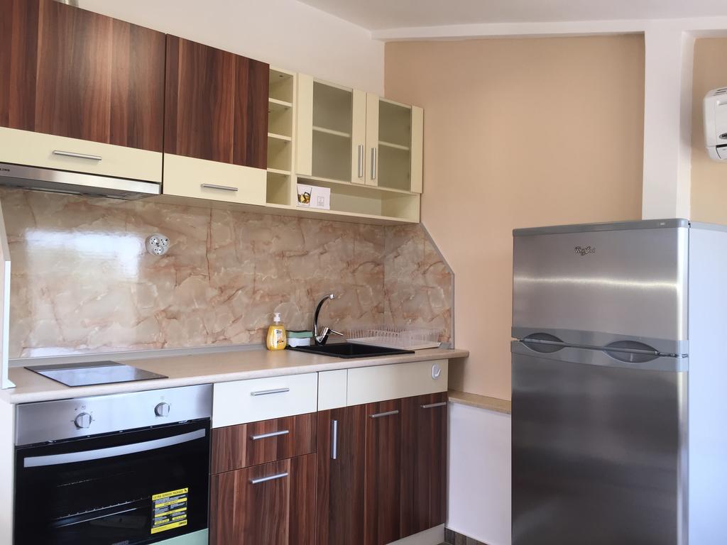Family Hotel Malibu Chernomorets Bagian luar foto